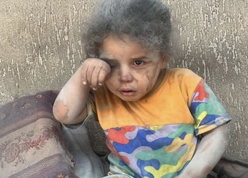 Common Dreams [Imagen: una niña palestina en estado de shock tras un bombardeo israelí de una escuela de la UNRWA en el campo de refugiados de Nuseirat. Foto: Salama Nabeel Eaid Younes]
